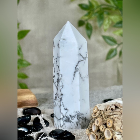 2172 Howlite Crystal Point - Picture 4 of 12